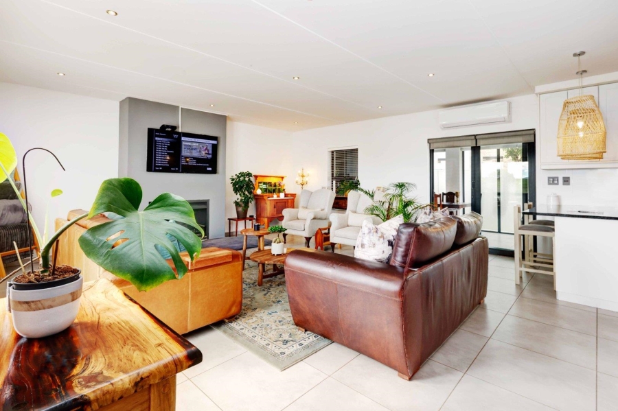 To Let 3 Bedroom Property for Rent in Graanendal Western Cape